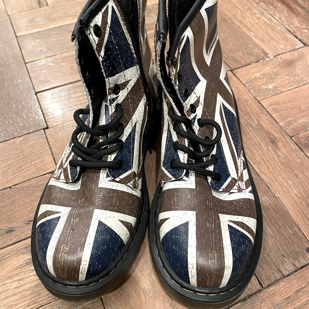 Kids Dr. Martens BRITISH FLAG Delaney Sz 1 UK / 2 US UNISEX Dr Martens